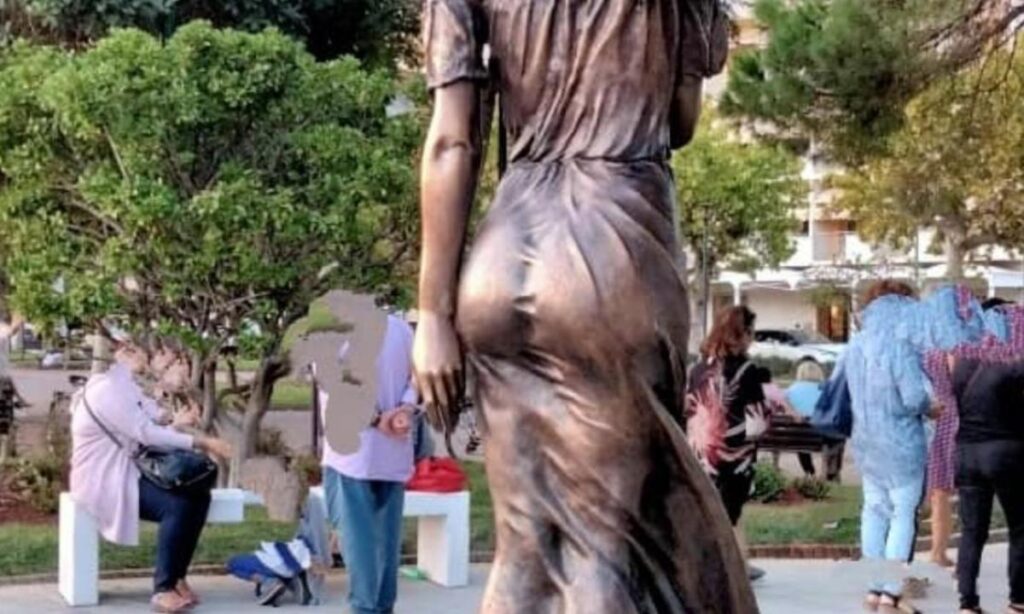 La statua della spigolatrice di Sapri: perché scandalizza un bel sedere femminile?