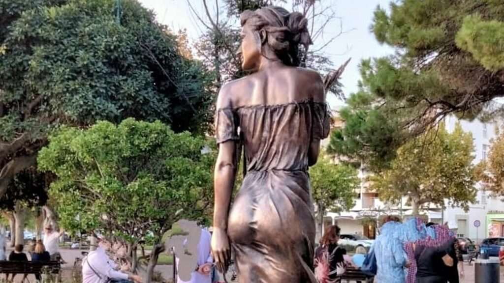La statua della spigolatrice di Sapri: perché scandalizza un bel sedere femminile?