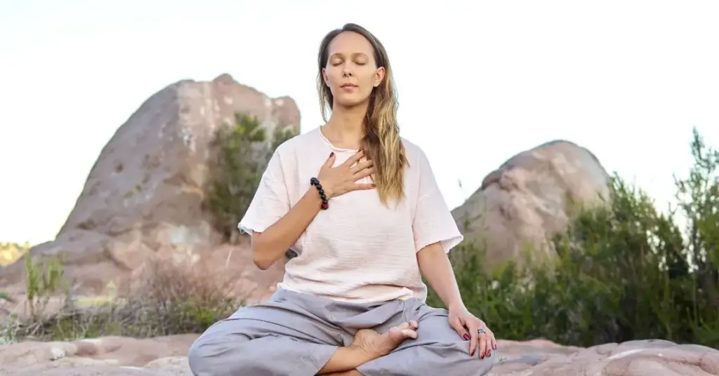 Donna che si sta rilassando ascoltando il proprio corpo e respiro | Corpo e anima