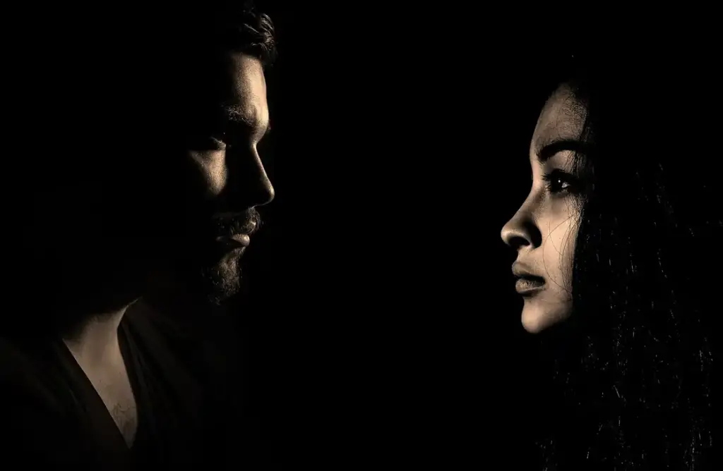 Un uomo e una donna che si guardano negli occhi | Corpo e anima