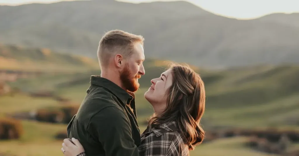 Coppia che si guarda negli occhi e sorride | Corpo e anima