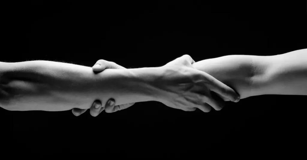 Mani e avambracci che si stringono | Corpo e anima