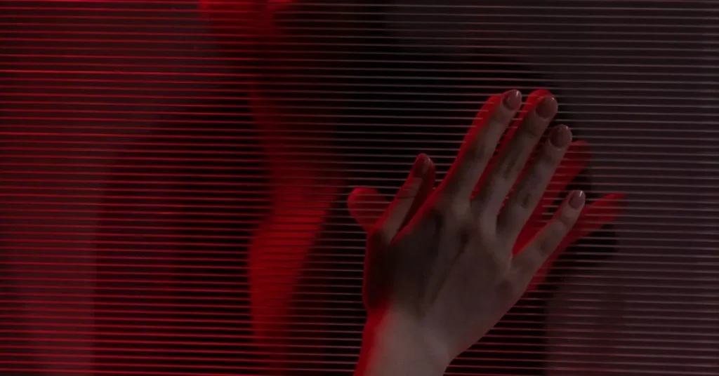 Mani riflesse su un vetro | Corpo e anima