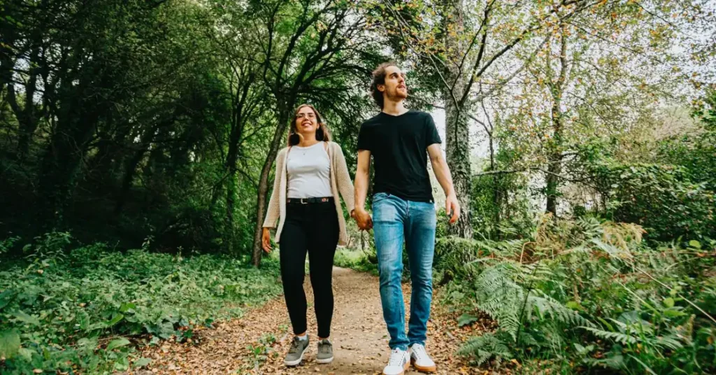 Coppia che passeggia nel bosco | Corpo e anioma
