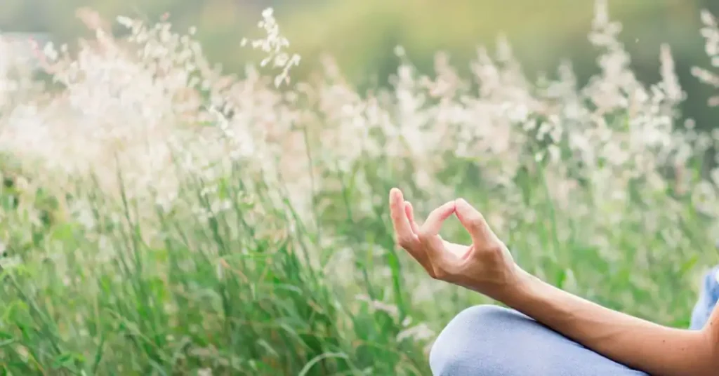 Sentirsi soli in coppia momento di meditazione all aperto | Corpo e anima