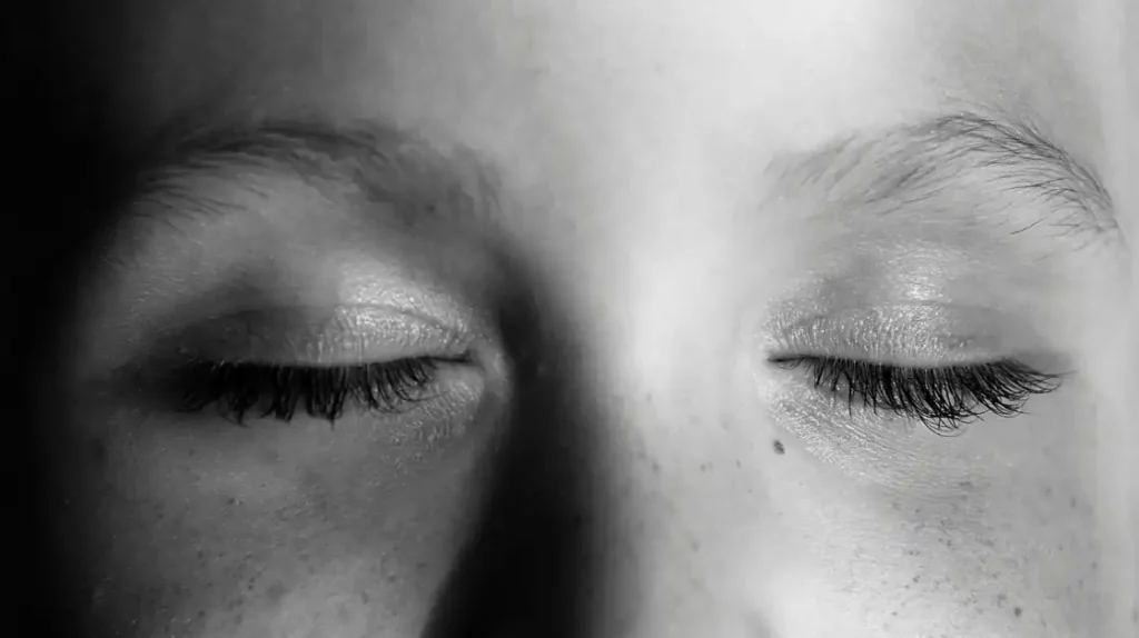 Primo piano in bianco e nero di occhi socchiusi | Corpo e aniam