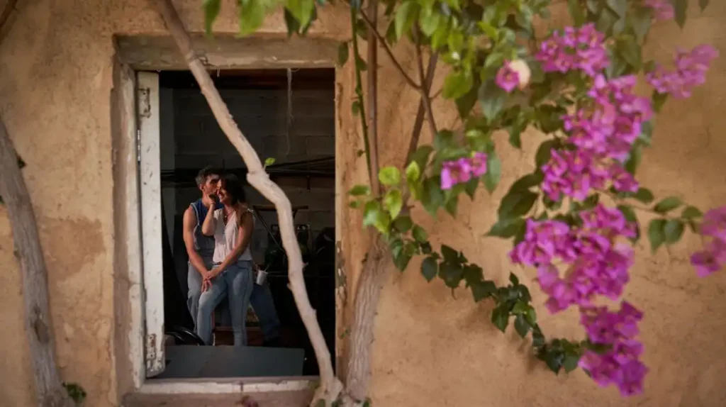 Coppia sullo sfondo che sorride dentro una casa | Corpo e anima