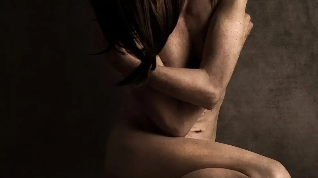 Particolare di corpo nudo che si abbraccia femminile | Corpo e anima