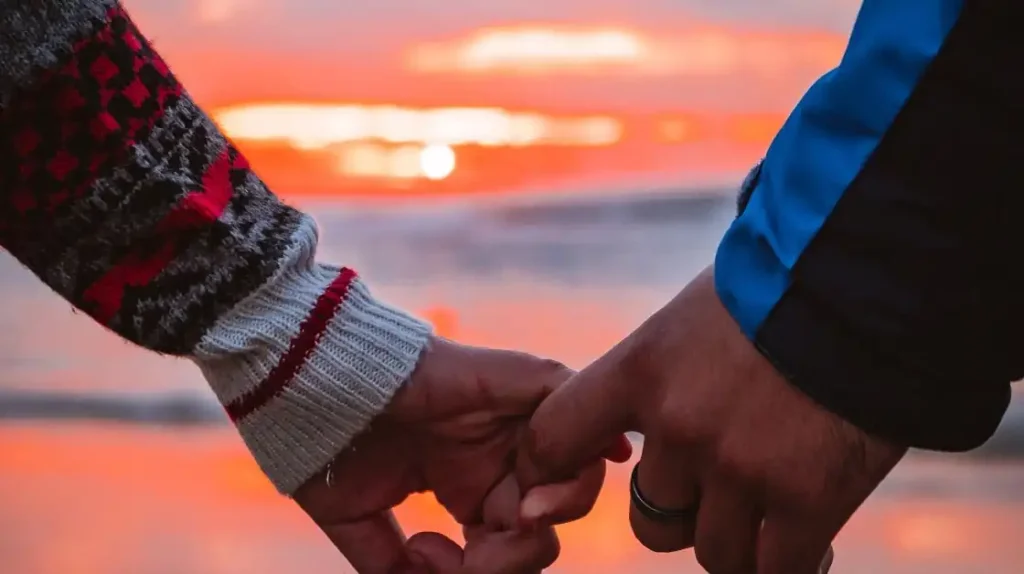 Dita che si intrecciano con la luce del tramonto | Corpo e anima