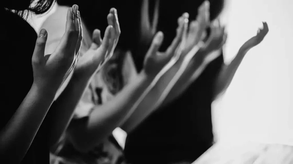 rilascio emozionale con mani, in bianco e nero, in primo piano e altre sfuocate che sono aperte | Corpo e anima
