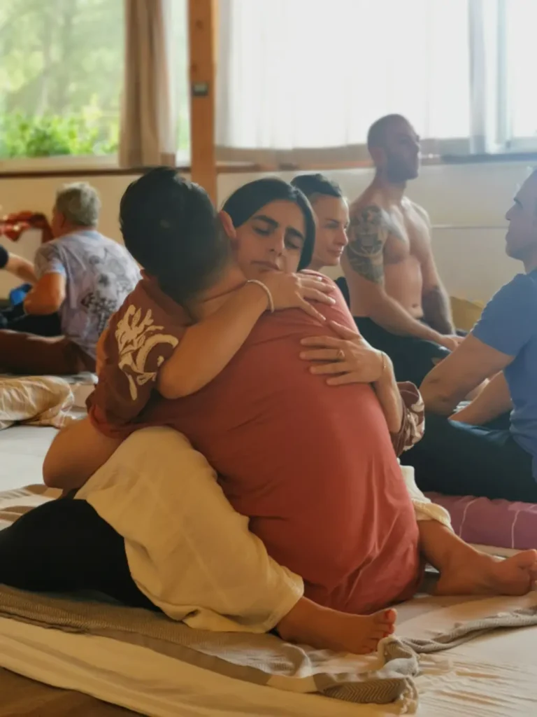 Un'immagine tratta da un corso di Tantra e Amore, una coppia si abbraccia | Tantra e amore
