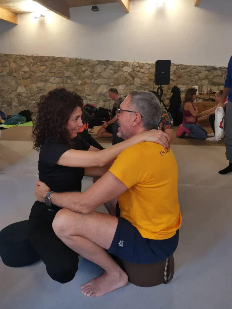 Una coppia serena si abbraccia durante un corso di Tantra e amore | Tantra e amore